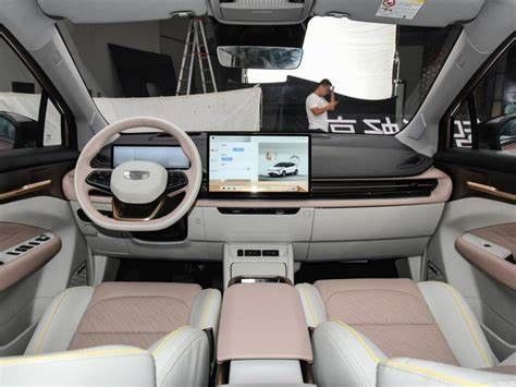 Luxury ECO Friendly Electric Cars 4 Wheel Drive SUV Geely Geometry M6 450km CLTC