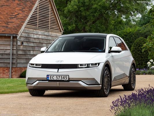 new family of all-electric cars from Hyundai Ioniq5 Charming, futuristic design with 430km Range