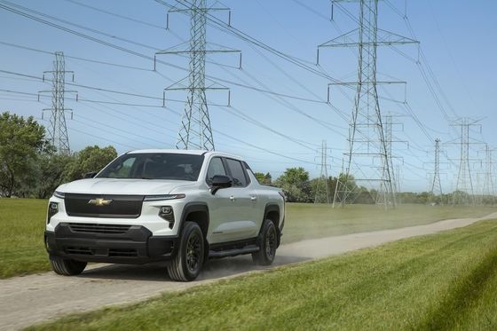new energy pickup 2024 Chevrolet Silverado EV with impressive 450miles EPA Range working at 10000lb towing capact
