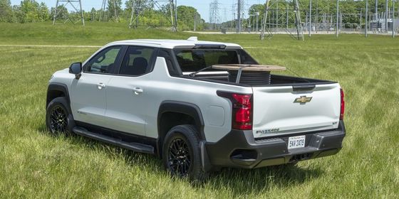 new energy pickup 2024 Chevrolet Silverado EV with impressive 450miles EPA Range working at 10000lb towing capact