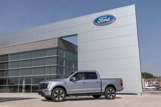 electric car Ford F-150 Lighting pure electric pickup with large range and huge storage