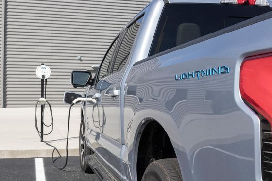 electric car Ford F-150 Lighting pure electric pickup with large range and huge storage