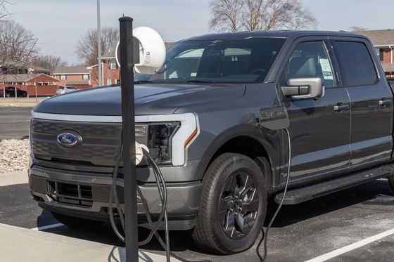electric car Ford F-150 Lighting pure electric pickup with large range and huge storage