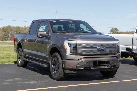 electric car Ford F-150 Lighting pure electric pickup with large range and huge storage