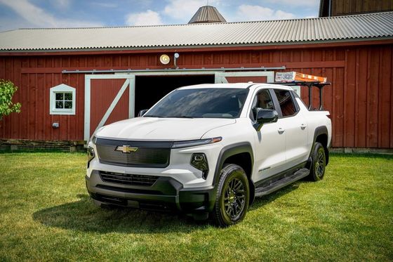 new energy pickup 2024 Chevrolet Silverado EV with impressive 450miles EPA Range working at 10000lb towing capact