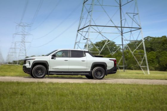 new energy pickup 2024 Chevrolet Silverado EV with impressive 450miles EPA Range working at 10000lb towing capact