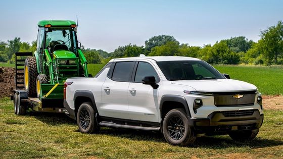 new energy pickup 2024 Chevrolet Silverado EV with impressive 450miles EPA Range working at 10000lb towing capact