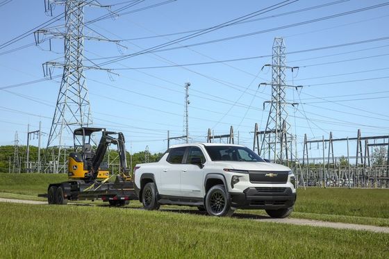 new energy pickup 2024 Chevrolet Silverado EV with impressive 450miles EPA Range working at 10000lb towing capact