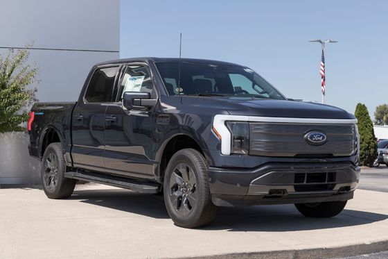 electric car Ford F-150 Lighting pure electric pickup with large range and huge storage