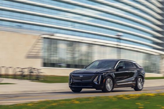 2024 Cadillac Lyriq 308miles ranges w far posher cabin NEW ENERGY LUXURY Sedan