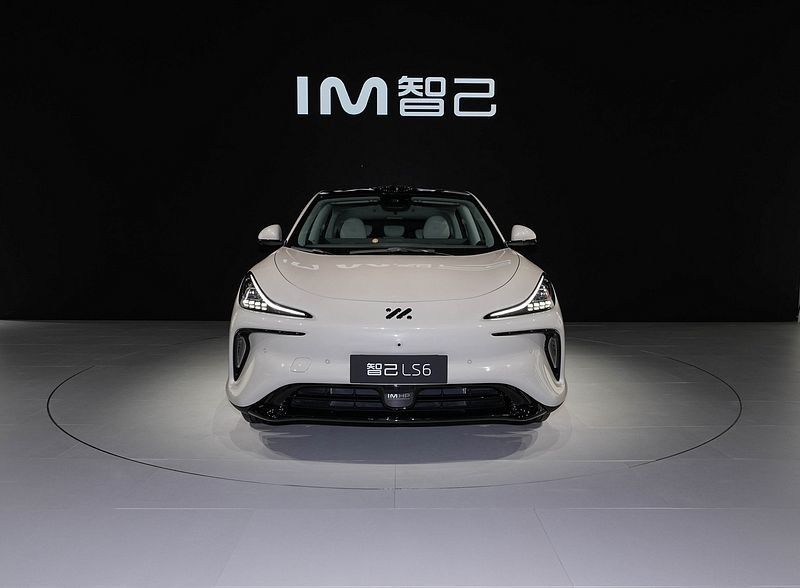 Zhiji LS6 Maximum Power Of 575kw All Electric Autos With Top Speed Of 252kmh Electric Sports Vehicle